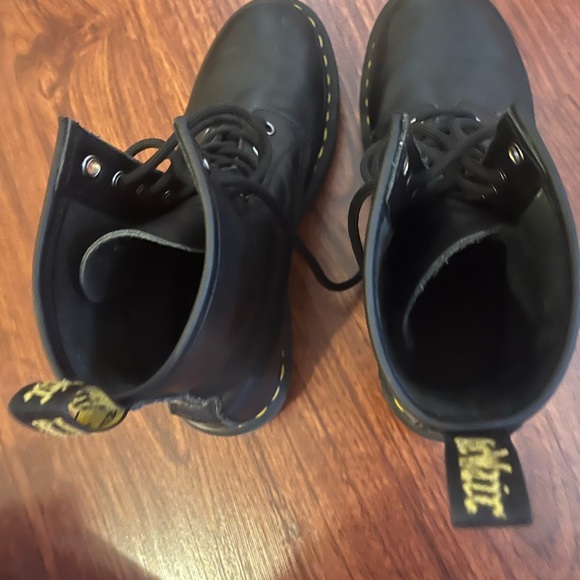 Doc martens non platform high boot1460 matte no scratches or holes just a crease - Picture 5 of 5